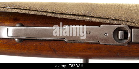 Une carabine Mosin-Nagant M 1907, 2e modèle, le calibre 7,62 x 54R, no. 869. Les numéros correspondants. Alésage lumineux, longueur 51 cm. Cinq coups de feu. Broche de recul. Sites touristiques : ouvrez guidon à pans de l'étape de la vue, à l'échelle 400 - 2000 arschin. Fabriqués en Ishevsk en 1909. Sur le fût imprimé en écriture cyrillique racine 'Ishevsk Manufacture d'armes" du tsar, aigle sur la tête du récepteur. Fini original, plus ainsi repéré de façon minimale sur le plateau du magasin. Lock poli blanc. Garde la main jusqu'à la vue. Stock de bouleau avec quelques marques d'usure, complet avec sangle web et tige de nettoyage. Additional-Rights Clearance-Info-rare,-Not-Available Banque D'Images