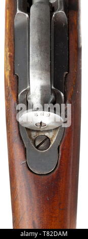 Une carabine Mosin-Nagant M 1907, 2e modèle, le calibre 7,62 x 54R, no. 869. Les numéros correspondants. Alésage lumineux, longueur 51 cm. Cinq coups de feu. Broche de recul. Sites touristiques : ouvrez guidon à pans de l'étape de la vue, à l'échelle 400 - 2000 arschin. Fabriqués en Ishevsk en 1909. Sur le fût imprimé en écriture cyrillique racine 'Ishevsk Manufacture d'armes" du tsar, aigle sur la tête du récepteur. Fini original, plus ainsi repéré de façon minimale sur le plateau du magasin. Lock poli blanc. Garde la main jusqu'à la vue. Stock de bouleau avec quelques marques d'usure, complet avec sangle web et tige de nettoyage. Additional-Rights Clearance-Info-rare,-Not-Available Banque D'Images