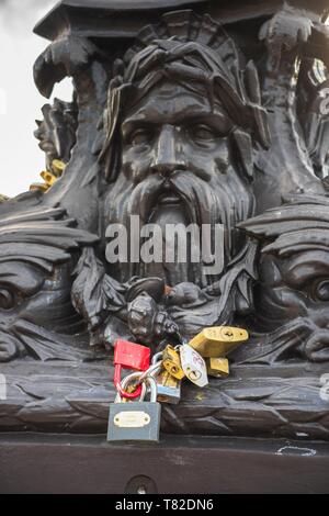 France, Paris, les rives de la rivière Seine inscrite au Patrimoine Mondial de l'UNESCO, l'amour des verrous sur Pont Neuf Banque D'Images