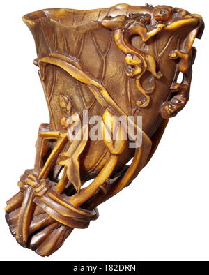Un chinois de la corne de rhinocéros tasse tasse bouquet (Lotus) 18ème siècle. Coupe ajourée de caramel- de couleur ambre à la corne de rhinocéros dans la forme d'un bouquet de feuilles de lotus, les fleurs, les tiges de mil et de flèche. La lèvre de la coupe décorée de deux dragons chi rampant, un troisième grimper en bas de la feuille de lotus qui forme le bol de la tasse. Hauteur 14 cm. Le thème central d'un bouquet cup est certainement la fleur de lotus comme symbole de bonne fortune et de pureté. Mais les autres plantes ont également une signification symbolique : le mil est l'acronyme de l'abondance, Arrowhead (Additional-Rights Clearance-Info-sag,-Not-Available Banque D'Images