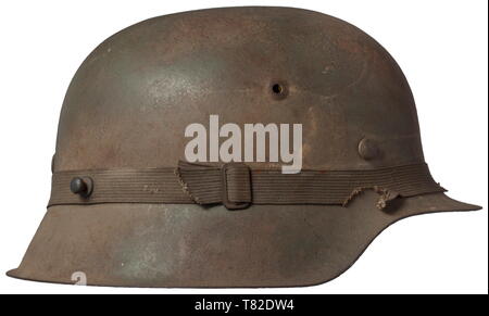 Un casque d'acier de 42 m en acier camouflage marais shell au soi-disant "umpftarn" (Marsh) camouflage, l'intérieur le timbre "hkp64' pour l'usine d'emboutissage et de l'émail Saxon et '5002'. Complet avec doublure intérieure cuir, mentonnière est défectueux, et d'une bande textile défectueux lié autour du casque pour raccordement de matériel de camouflage, historique historique., de l'armée, des armées, des forces armées, militaire, militaria, 20e siècle, Editorial-Use-seulement Banque D'Images
