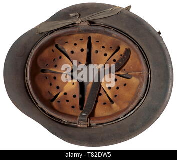Un casque d'acier de 42 m en acier camouflage marais shell au soi-disant "umpftarn" (Marsh) camouflage, l'intérieur le timbre "hkp64' pour l'usine d'emboutissage et de l'émail Saxon et '5002'. Complet avec doublure intérieure cuir, mentonnière est défectueux, et d'une bande textile défectueux lié autour du casque pour raccordement de matériel de camouflage, historique historique., de l'armée, des armées, des forces armées, militaire, militaria, 20e siècle, Editorial-Use-seulement Banque D'Images