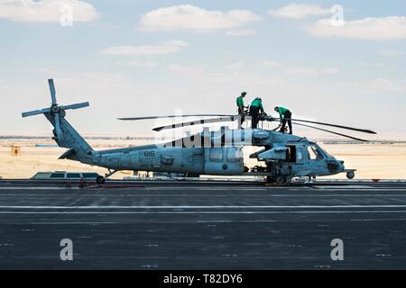 190509-N-PN831-0129 CANAL DE SUEZ (9 mai 2019) l'Aviation aviateur apprenti mécanicien Cameron Skains (à gauche), mécanicien de l'Aviation 2e classe Matellis Brown (milieu) et mécanicien de l'Aviation 1re classe David Reusser (droite) effectuer la maintenance d'un MH-60S Sea Hawk de la 'Nightdippers" de la mer d'hélicoptères de l'Escadron de Combat (HSC) 5 sur le pont d'envol du porte-avions de classe Nimitz USS ABRAHAM LINCOLN (CVN 72) que le navire passe le canal de Suez. L'Abraham Lincoln (ABECSG) est déployée sur la zone de responsabilité pour défendre les forces américaines une Banque D'Images