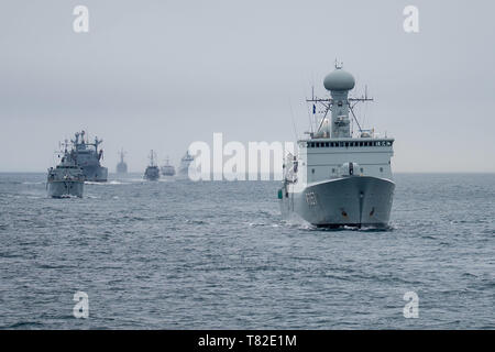 190320-N-YS418-068 MANCHE (20 mars 2019) La frégate de patrouille danois HDMS Thetis (F 357), droit et d'autres navires de l'OTAN s'aligner derrière le destroyer USS-missiles (DDG 107 gravement) en vue de procéder à des tactiques de division lors d'une photographie de l'exercice. Gravement sont en cours sur un déploiement de service comme le fleuron du 1er Groupe maritime permanent de l'OTAN à mener des opérations maritimes et fournir une capacité maritime continue de l'OTAN dans le nord de l'Atlantique. (U.S. Photo de la marine par le lieutenant Izaac Hite/libérés) Banque D'Images