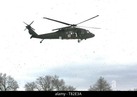 Un hélicoptère Blackhawk se prépare à terre près de la simulation médicale Centre de formation 24 février 2016, à Fort McCoy, Wisconsin (Etats-Unis), l'hélicoptère du détachement affecté à 1, la Société B, 248e Bataillon de soutien à l'Aviation de West Bend, Wisconsin (Etats-Unis), et son équipage a soutenu la formation pour les opérations d'évacuation médicale par hélicoptère a enseigné au centre. Plus de 20 médecins de l'Armée ont participé à la formation. (U.S. Photo de l'Armée de Scott T. Sturkol, Public Affairs Office, Fort McCoy, Wisconsin) Banque D'Images