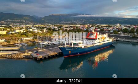 La France, l'île de la réunion, le port, le Marion Dufresne (navire de Terres Australes et Antarctiques Françaises) à port (vue aérienne) Banque D'Images