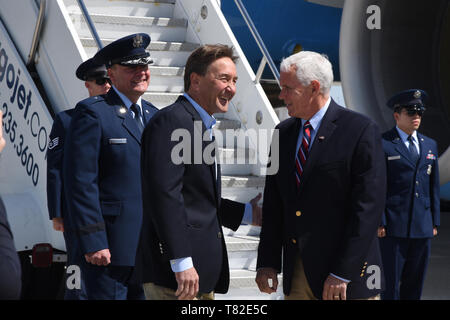 Le Vice-président américain Mike Pence accueillis par le brig. Le général Todd Branden, le Dakota du Nord, de l'adjudant général adjoint pour l'air, et l'ancien membre du Congrès américain Rick Berg, N.D., sur le Pence arrivée au Dakota du Nord Air National Guard Base, Fargo, N.D., 9 mai 2019. (U.S. Photo de la Garde nationale aérienne Chef Master Sgt. David H Lipp) Banque D'Images