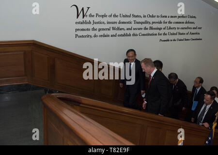 Le Secrétaire de la Défense par intérim des États-Unis Patrick M. Shanahan se réunit avec le Secrétaire Général du Cabinet japonais Yoshihide Suga au Pentagone, Washington, D.C., le 9 mai 2019. (DoD photo par Lisa Ferdinando) Banque D'Images