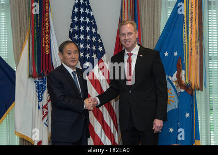 Le Secrétaire de la Défense par intérim des États-Unis Patrick M. Shanahan se réunit avec le Secrétaire Général du Cabinet japonais Yoshihide Suga au Pentagone, Washington, D.C., le 9 mai 2019. (DoD photo par Lisa Ferdinando) Banque D'Images