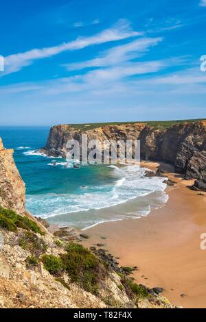 Le Portugal, l'Alentejo, au sud-ouest Alentejano et Costa Vicentina Parc naturel, la randonnée Rota Vicentina entre Zambujeira do Mar et Almograve sur le sentier de pêcheurs, Praia do Tonel Banque D'Images