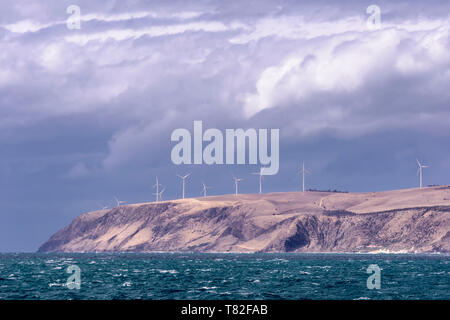 La ferme éolienne sur le promontoire de Cape Jervis, le sud de l'Australie, vu de la mer Banque D'Images