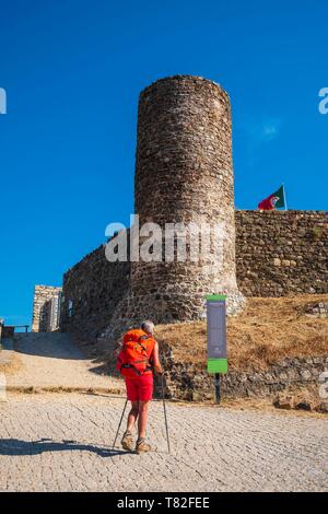 Le Portugal, l'Algarve, région au sud-ouest Alentejano et Costa Vicentina Parc Naturel, Aljezur sur le sentier de randonnée Rota Vicentina (Gr 11), ruines du château construit au 10ème siècle sous l'occupation musulmane Banque D'Images