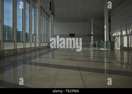 Les voyageurs d'affaires en se promenant dans les halls des départs de l'aéroport de Munich au début du matin Banque D'Images