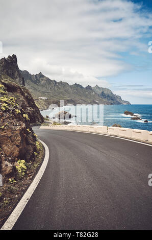 Route pittoresque sur l'océan par les falaises de la montagne Macizo de Anaga, harmonisation des couleurs appliquées, Tenerife, Espagne. Banque D'Images