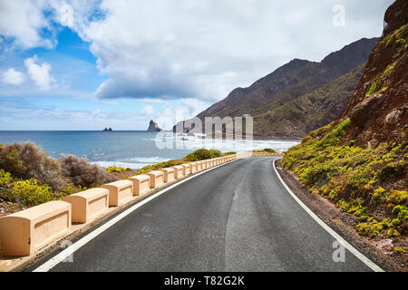 Route pittoresque sur l'océan par les falaises de la montagne Macizo de Anaga, Tenerife, Espagne. Banque D'Images