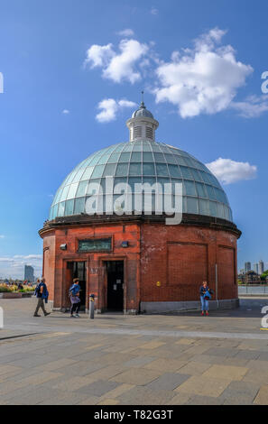 Greenwich, London, UK - 10 août 2017 : tunnel de verre ronde pied Greenwich dôme où vous descendre pour utiliser le tunnel tournant sous le Ri Banque D'Images