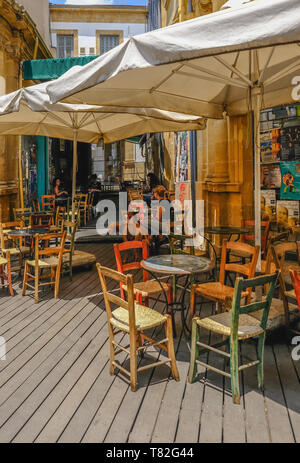 Nicosie, Chypre - 14 mai 2018 : Tables et chaises avec des gens en relaxant de backstreet étroit centre de Nicosie. Banque D'Images