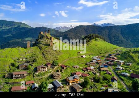 La Géorgie, région de Kakheti, Tusheti, Omalo, la forteresse de Keselo à Zemo Omalo (supérieur) a servi de refuge pour les habitants en temps de guerre, les tours médiévales fortifiées (vue aérienne) Banque D'Images