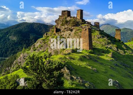 La Géorgie, région de Kakheti, Tusheti, Omalo, la forteresse de Keselo à Zemo Omalo (supérieur) a servi de refuge pour les habitants en temps de guerre, les tours médiévales fortifiées (vue aérienne) Banque D'Images