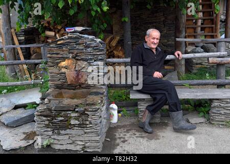 La Géorgie, région de Kakheti, Tusheti, Omalo, fontaine à Zemo Omalo (supérieure) Banque D'Images