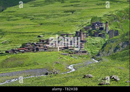 La Géorgie, Kakhétie, Tusheti, Parc National de la vallée de la rivière Alazani dans les montagnes de Pirikiti, village de Dartlo, tours médiévales fortifiées Banque D'Images