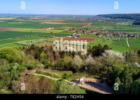 France, Meuse, Lorraine Regional Park, Côtes de Meuse, Les Eparges, traces des combats d'une des batailles les plus sanglantes de la Première Guerre mondiale, les tranchées et le point X monument en mémoire de ceux qui n'ont pas de grave (vue aérienne) Banque D'Images