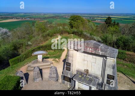 France, Meuse, Lorraine Regional Park, Côtes de Meuse, Les Eparges, traces des combats d'une des batailles les plus sanglantes de la Première Guerre mondiale, les tranchées et le point X monument en mémoire de ceux qui n'ont pas de grave (vue aérienne) Banque D'Images