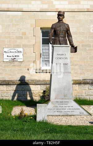 France, Meuse, Lorraine Regional Park, Côtes de Meuse, Les Eparges, la statue buste de Maurice Genevoix, ancien combattant de la Première Guerre mondiale, écrivain et poète qui entrera au Panthéon en 2019 Banque D'Images