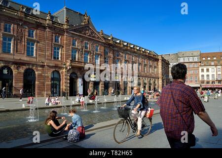 La France, Bas Rhin, Strasbourg, vieille ville classée au Patrimoine Mondial de l'UNESCO, la place Kléber, l'Aubette Banque D'Images