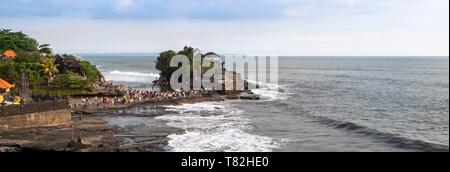 L'INDONÉSIE, Bali, temple de Tanah Lot, les visiteurs la queue pour entrer dans le temple Banque D'Images