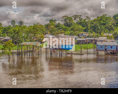 Amazon River, au Pérou - 13 mai 2016 : petit village sur la rive de la rivière Amazone Banque D'Images