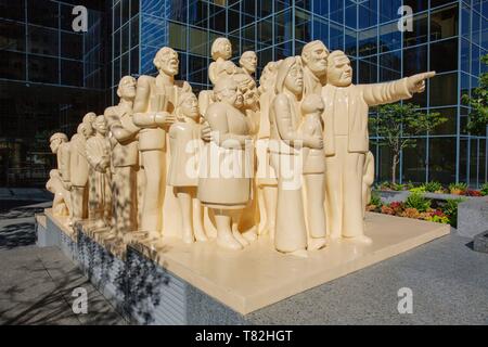 Canada, Province de Québec, Montréal, 1981, McGill College de l'esplanade, la sculpture la foule illuminée faite en 1985 par le sculpteur Raymond Mason franco-britannique Banque D'Images
