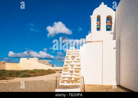 Le Portugal, l'Algarve, région au sud-ouest Alentejano et Costa Vicentina Parc Naturel, Sagres, à l'extrême sud-ouest du Portugal et l'Europe, la Forteresse de Sagres construit au 15ème siècle par le Prince Henri le Navigateur (Infante Dom Henrique), Eglise Notre Dame de Grace (Nossa Senhora da Graça) Banque D'Images