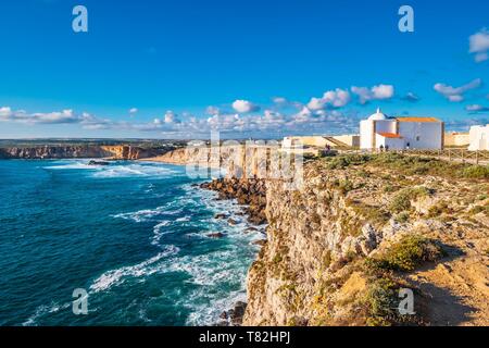 Le Portugal, l'Algarve, région au sud-ouest Alentejano et Costa Vicentina Parc Naturel, Sagres, à l'extrême sud-ouest du Portugal et l'Europe, la Forteresse de Sagres construit au 15ème siècle par le Prince Henri le Navigateur (Infante Dom Henrique), Eglise Notre Dame de Grace (Nossa Senhora da Graça) Banque D'Images