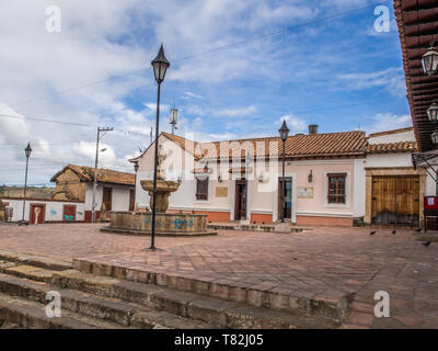 Tunja, Colombie - Mai 02, 2016 : Place avec fontaine et bâtiments coloniaux. L'Amérique du Sud. Banque D'Images