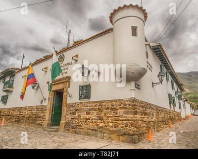 Villa de Leyva, Colombie - Mai 02, 2016 : bâtiment avec les murs blancs et drapeau colombien dans la ville de Villa de Leyva. Banque D'Images