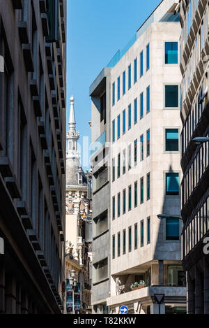 Madrid, Espagne - 2 mai 2019 : rue étroite dans le centre historique de Madrid. Carrera de San Jeronimo Banque D'Images