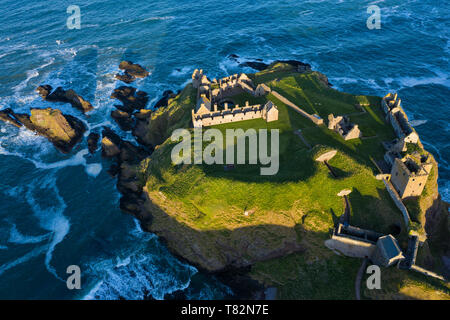 Vue aérienne du château de Dunnottar une forteresse médiévale en ruines située sur un promontoire rocheux au sud de la ville de Stonehaven, Aberdeenshire, Écosse. Banque D'Images