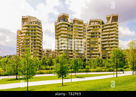 Communauté de 650 foyers à Milan, conçu par les architectes Zaha Hadid et Daniel Libeskind, Tre Torri, Milan, Italie. Banque D'Images