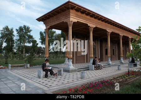 Jeunes femmes ouzbèkes assises dans le complexe du Monument de la mère qui pleure en l'honneur des mères des soldats ouzbeks morts pendant la seconde Guerre mondiale dans la ville de Termez capitale de Surxondaryo ou région de Surkhandarya dans le sud de l'Ouzbékistan en Ouzbékistan Banque D'Images