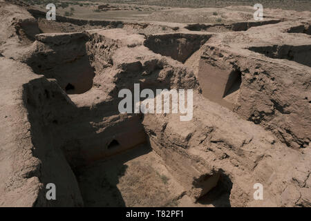 Reste des structures construites de pakhsa (terre rammed) Et des briques de boue dans la partie nord du monastère excavé du premier-quatrième siècle ce à Kara Tepe site archéologique qui était un complexe monastique bouddhiste construit sur trois collines près de la frontière avec l'Afghanistan et Termez moderne à Surkhandarya ou Surxondaryo région Ouzbékistan Banque D'Images