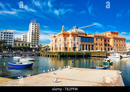 Beau paysage et les bateaux de pêche amarrés dans le vieux port de Bari et Margherita Opera Theatre sur la côte Adriatique, région des Pouilles, Sud Banque D'Images