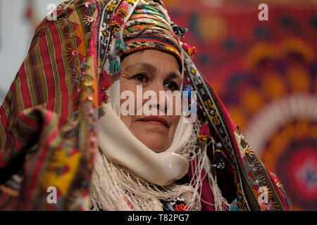 Femme ouzbek portant un costume brodé traditionnel dans le style Surkhandarya dans la ville de Jarkurgan dans la région de Surkhandarya ou Surxondaryo en Ouzbékistan Banque D'Images