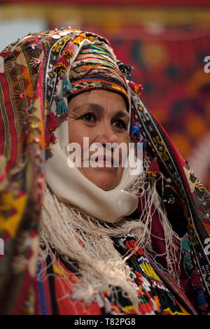 Femme ouzbek portant un costume brodé traditionnel dans le style Surkhandarya dans la ville de Jarkurgan dans la région de Surkhandarya ou Surxondaryo en Ouzbékistan Banque D'Images