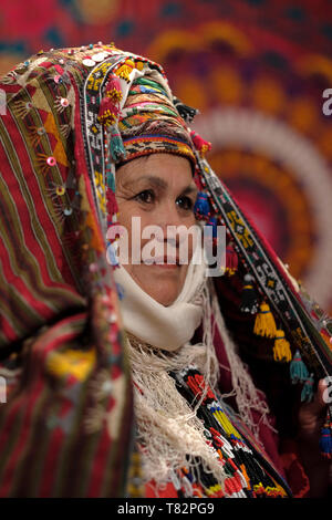 Femme ouzbek portant un costume brodé traditionnel dans le style Surkhandarya dans la ville de Jarkurgan dans la région de Surkhandarya ou Surxondaryo en Ouzbékistan Banque D'Images