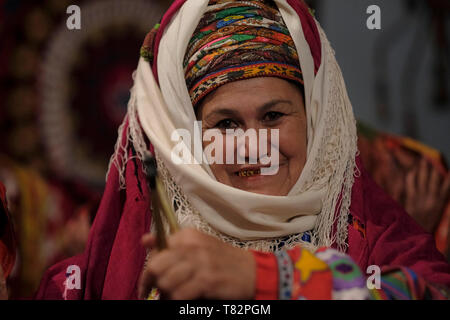 Femme ouzbek portant un costume brodé traditionnel dans le style Surkhandarya dans la ville de Jarkurgan dans la région de Surkhandarya ou Surxondaryo en Ouzbékistan Banque D'Images