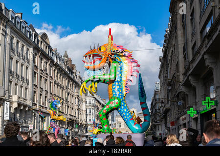 Lille,FRANCE-Mai 04,2019 : personnes en costumes de carnaval sur l'Eldorado lille 3000 parade. Banque D'Images