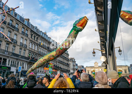 Lille,FRANCE-Mai 04,2019 : personnes en costumes de carnaval sur l'Eldorado lille 3000 parade. Banque D'Images