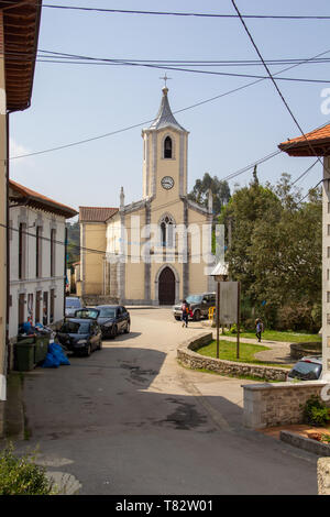 Porrua, Asturias, Espagne - 0421 2019 : église et la rue pour vous y rendre Banque D'Images