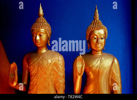 Statues de Bouddha en Bamrung Muang Road, à Bangkok en Thaïlande en Asie du Sud-Est Extrême-Orient. Mindfulness Meditation éthérée l'or Spiritualité Banque D'Images